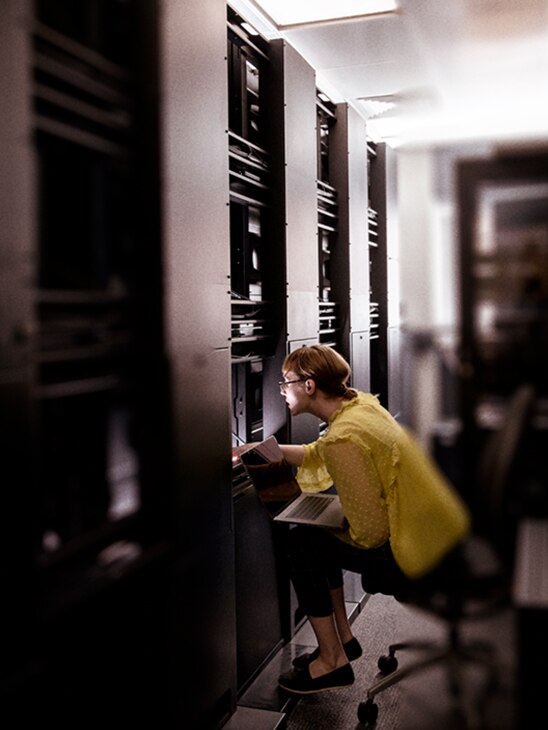 Persona che guarda il telefono