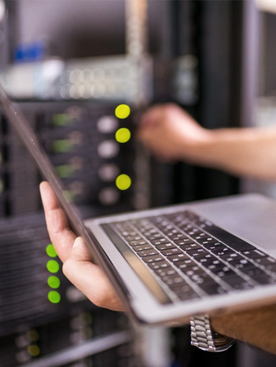 Per condurre rapidamente le indagini sugli incidenti, ti serve l'accesso immediato a tutti gli artefatti forensi, agli eventi e alle informazioni sulle minacce in un'unica posizione.