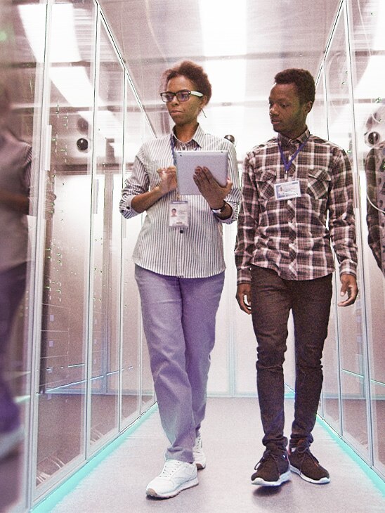 Persona che guarda il telefono