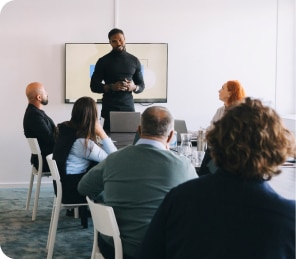 Dirigenti nella sala riunioni