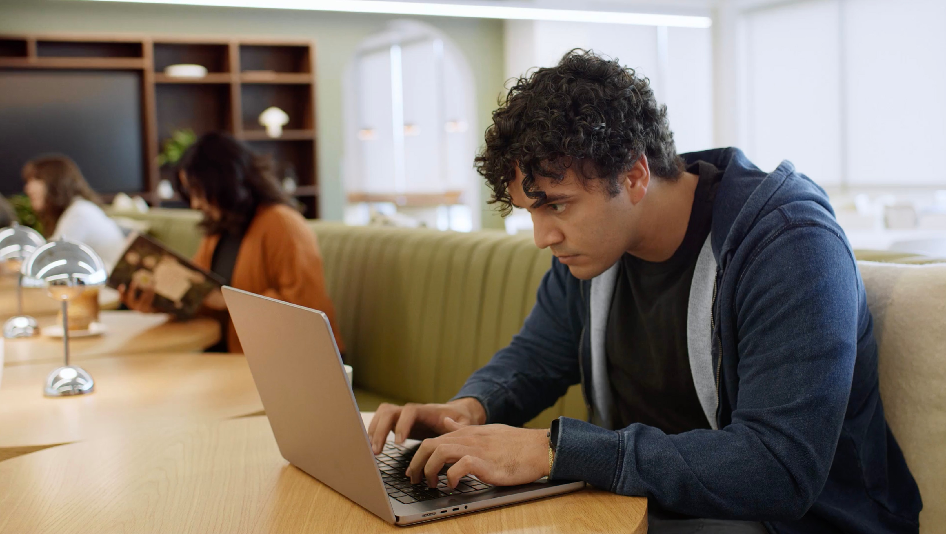 Guarda come AI Runtime Security <br/>blocca un attacco.