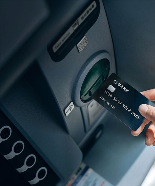 carta di credito inserita in un atm