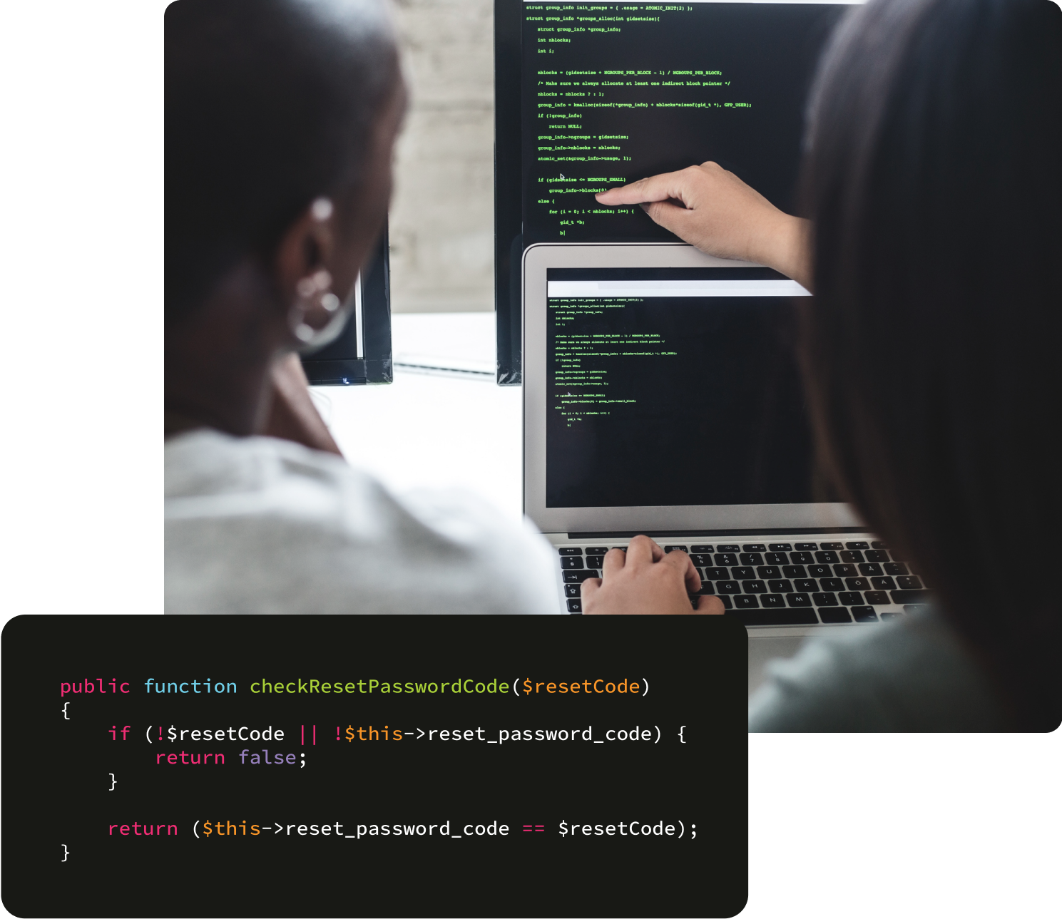 Due persone che osservano un codice che accede alla sicurezza informatica.