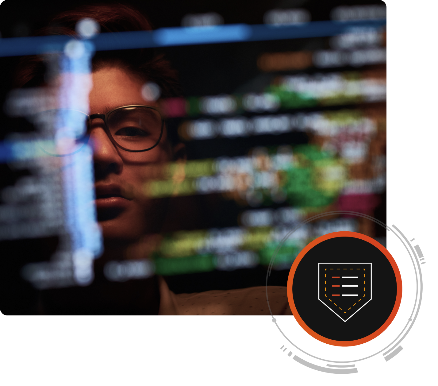 Volto di una persona riflesso sullo schermo di un computer con un codice di sicurezza informatico.